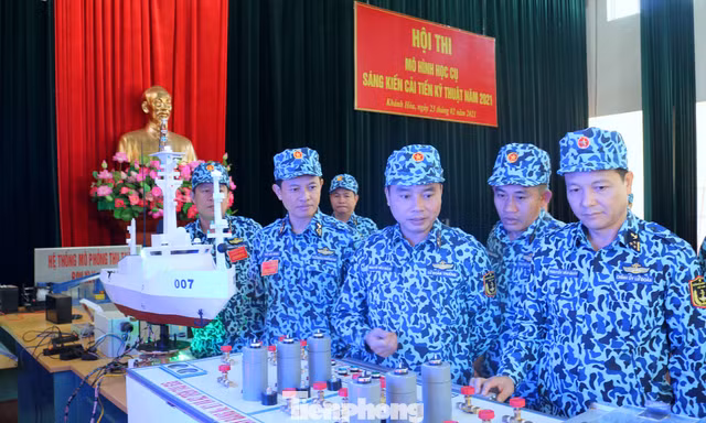 Lãnh đạo Lữ đoàn tàu ngầm 189 tham quan các sản phẩm dự thi