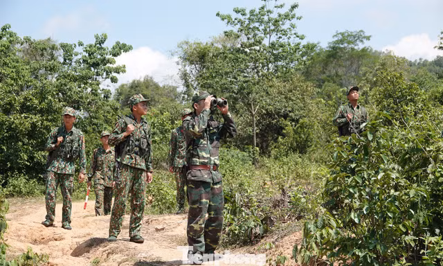 BĐBP Quảng Trị tuần tra chống xuất nhập cảnh trái phép để ngăn dịch COVID-19. Ảnh: Nguyễn Minh