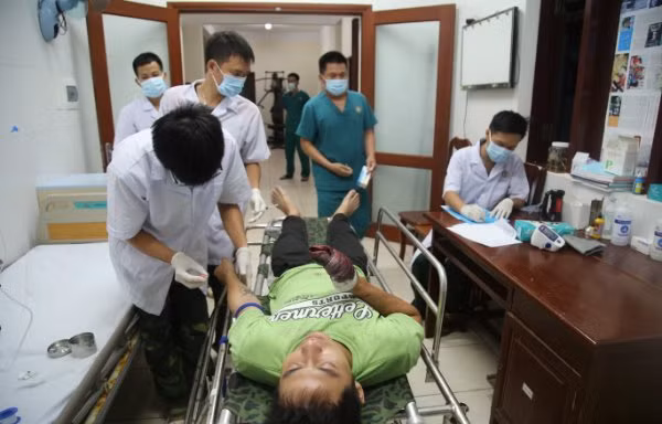 Đảo Trường Sa cấp cứu ngư dân bị mất đốt ngón tay