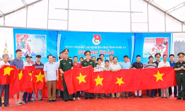 Lãnh đạo Quân khu 4 và Bộ Chỉ huy Quân sự tỉnh Nghệ An trao tặng cờ Tổ quốc cho ngư dân thị xã Cửa Lò