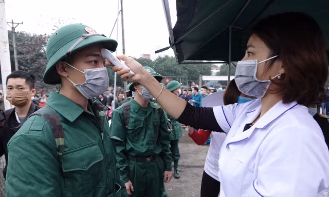 Kiểm tra thân nhiệt tân binh nhập ngũ năm 2020 tại Nghệ An