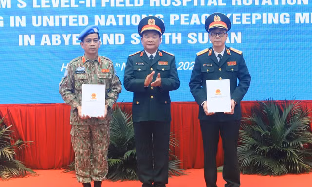 Thượng tướng Hoàng Xuân Chiến, Thứ trưởng Bộ Quốc phòng trao Quyết định thành lập Đội Công binh số 1 và BVDC 2.4 cho lãnh đạo Học viện Quân y và Cục Gìn giữ hòa bình Việt Nam