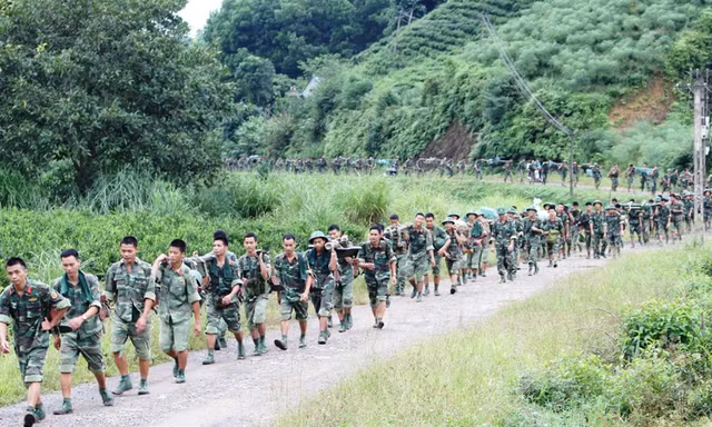 Cán bộ, chiến sĩ Trung đoàn 246, Sư đoàn 346 trên đường hành quân mang vác nặng