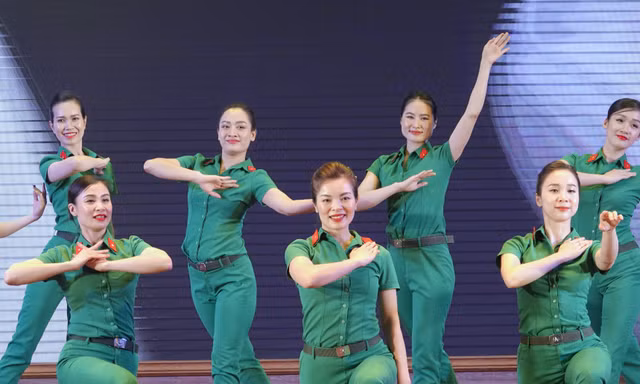 Bộ Tư lệnh Thủ đô tôn vinh bóng hồng áo lính