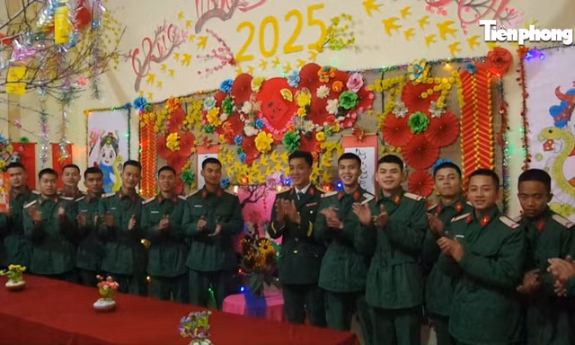 Chiến sĩ trẻ tưng bừng đêm giao thừa đón chào năm mới Ất Tỵ 2025