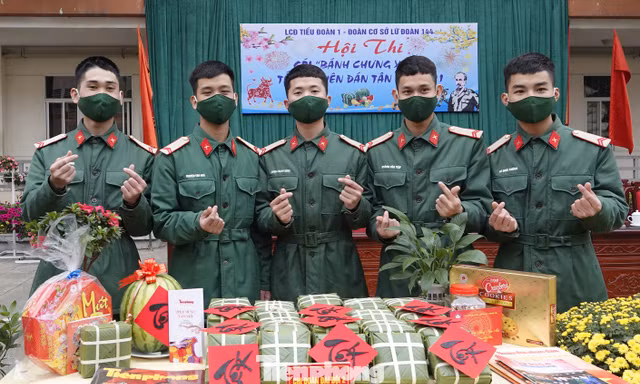 Đoàn viên Đại đội 2 (Liên chi đoàn Tiểu đoàn 1) chia vui với thành quả giải Nhất của Chi đoàn Đại đội 2, sáng 8/2