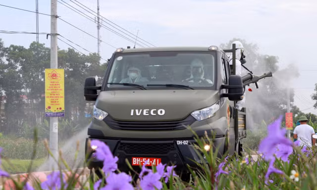 Bộ đội Hóa học phụ khử trùng ngõ xóm dân cư ở Bắc Ninh, sáng 27/5