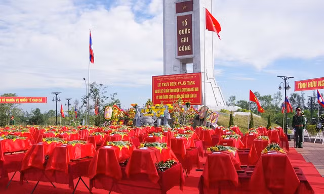 Cất bốc 202 hài cốt liệt sỹ về nước