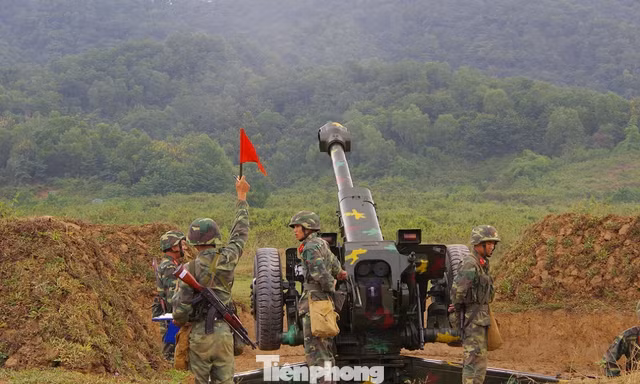Một khẩu đội ở Lữ đoàn Pháo binh 368 thực hành bắn đạn thật trong diễn tập
