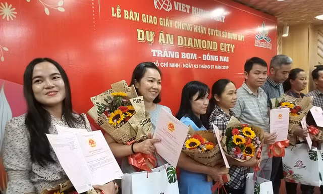 Khách vỡ òa hạnh phúc khi được Việt Hưng Phát trao sổ tại dự án Diamond City.
