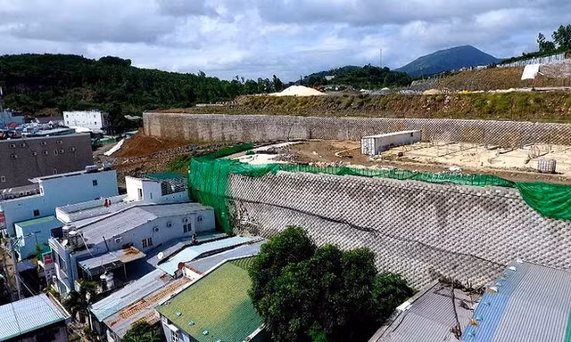 Tường Dự án Đồi Xanh Nha Trang chưa được cấp phép nhưng đã làm gần xong.