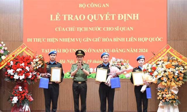 Trao quyết định của Chủ tịch nước cho 3 sĩ quan công an thực hiện nhiệm vụ gìn giữ hoà bình Liên Hợp Quốc