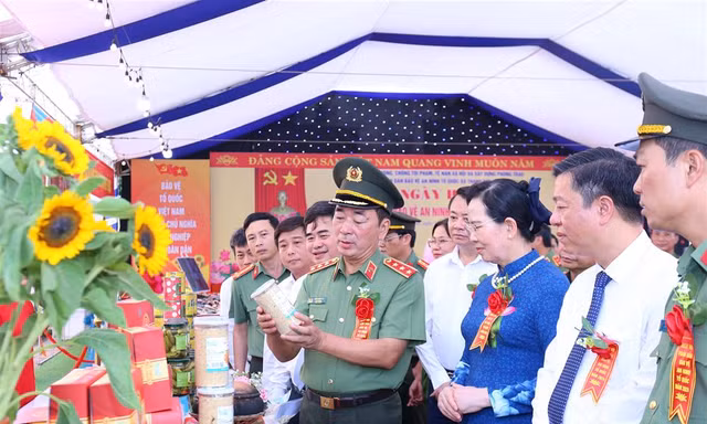 Thượng tướng Trần Quốc Tỏ tham dự 'Ngày hội toàn dân bảo vệ an ninh Tổ quốc' tại Hà Nam