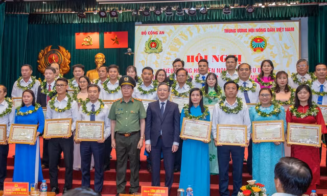 Khen thưởng 142 tập thể, cán bộ và hội viên nông dân tiêu biểu bảo vệ an ninh Tổ quốc