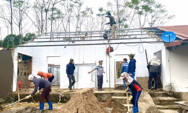 Tỉnh đoàn Ninh Bình sửa nhà cho dân đón Tết ở bản Mường