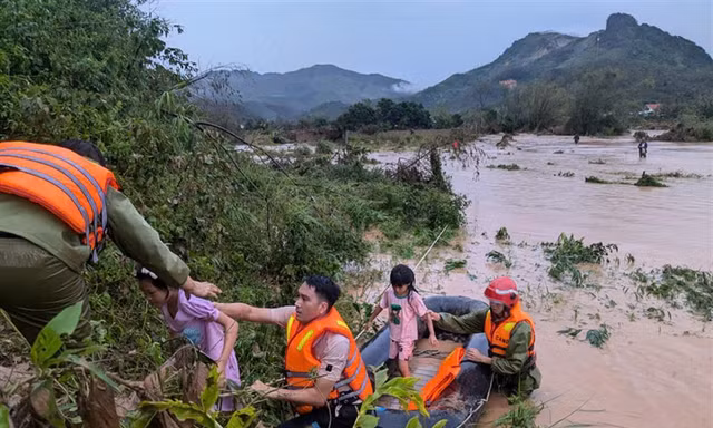Bộ Công an huy động tối đa lực lượng tham gia cứu nạn, khắc phục hậu quả do bão số 3 và mưa lũ gây ra