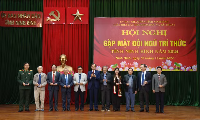 Ninh Bình gặp mặt, tôn vinh những đóng góp của đội ngũ trí thức 