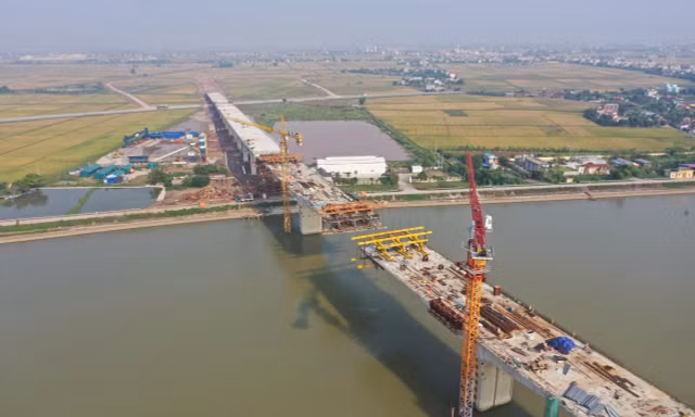 Cầu vượt sông Đáy trị giá gần 1.500 tỷ đồng, kết nối Nam Định và Ninh Bình gấp rút chuẩn bị hợp long