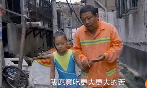 Ông bố ăn mỳ 7 năm để nuôi ước mơ con. Ảnh: SCMP.