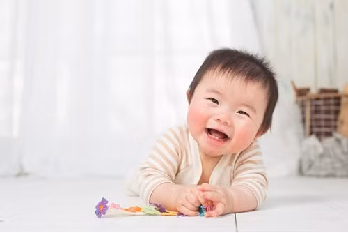 Nếu muốn dạy ngoại ngữ từ sớm cho trẻ, phụ huynh nên để trẻ tiếp xúc với ngôn ngữ đó càng nhiều càng tốt. Ảnh: Stacker