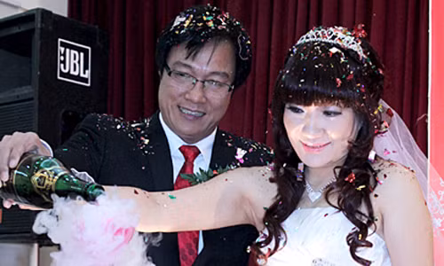 NSƯT Trọng Trinh và vợ trong đám cưới hồi năm 2011. 