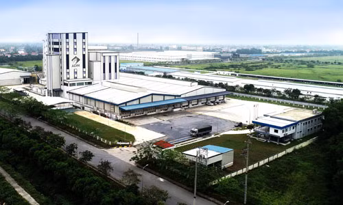 oàn cảnh Nhà máy Sản xuất Thức ăn Chăn nuôi ADM Hòa Mạc với nhiều công nghệ hiện đại hướng đến việc tăng cường an toàn lao động, năng suất sản xuất và sự phát triển bền vững cho tương lai
