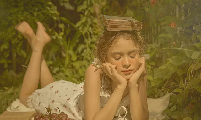 Vào thu đầy mộng mơ với cô gái Đà Lạt xinh như búp bê phương Tây