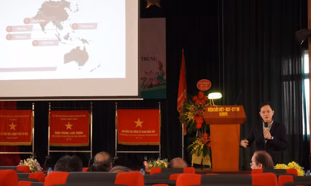 Ông Lim Say Piau – Giám đốc Tiếp thị mảng giải pháp kiểm soát Véc-tơ truyền bệnh khu vực Châu Á Thái Bình Dương (APAC) của Bayer trình bày cách tiếp cận mới trong việc Kiểm soát Véc-tơ truyền bệnh
