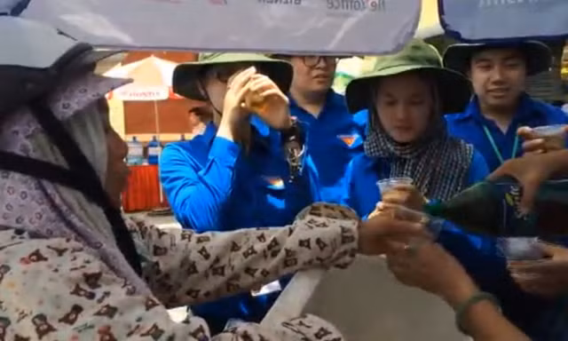 Cô đồng nát nấu nước vối miễn phí cho sĩ tử, phụ huynh