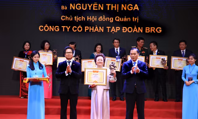 Madame Nguyễn Thị Nga được vinh danh trong Top 20 doanh nhân tiêu biểu nhất năm 2019