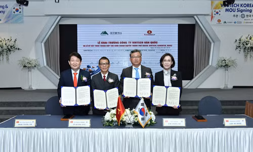 Đại diện Công ty VinTech và VinFast, Chính quyền thành phố Daegu, Khu kinh tế Tự do Daegu Gyeongbuk và Công ty AJINEXTEK đã ký biên bản ghi nhớ cùng hợp tác trên cơ sở tin cậy lẫn nhau để phát triển kinh tế khu vực và thúc đẩy kinh doanh