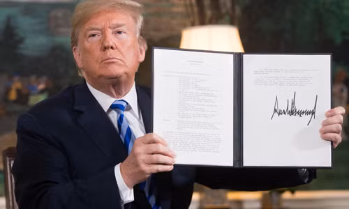 Tổng thống Mỹ Donald Trump ký quyết định tái áp đặt các lệnh trừng phạt với Iran tại Nhà Trắng vào ngày 8/5. Các lệnh trừng phạt từng được dỡ bỏ vào năm 2015 dưới thời Tổng thống Obama sau khi Mỹ đạt được thỏa thuận hạt nhâ. Ảnh: AFP.
