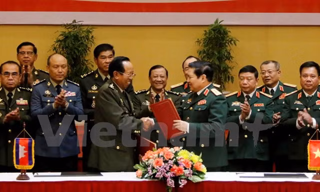 Lãnh đạo hai Bộ trao đổi Kế hoạch hợp tác giữa hai Bộ Quốc phòng Việt Nam và Campuchia trong năm 2018. (Ảnh: Phạm Kiên/Vietnam+)