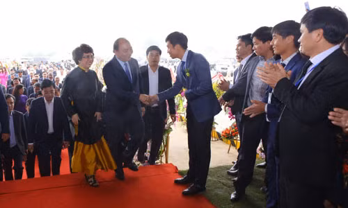 Thủ tướng Chính phủ thân mật bắt tay lãnh đạo công ty thành viên tập đoàn TH trước khi vào buổi Lễ.