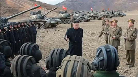 Ông Kim Jong-un ca ngợi sức mạnh của xe tăng Triều Tiên