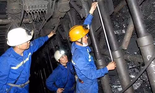 Công nhân Công ty than Thống Nhất kiểm tra thiết bị chống lò.