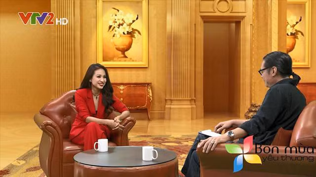 Vân Hugo trò chuyện với đạo diễn Trần Lực trong "Bốn mùa yêu thương".
