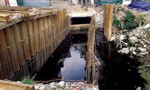 Một đoạn công trình vẫn còn đang trong quá trình thi công dang dở. Ảnh: Ngọc Tuấn