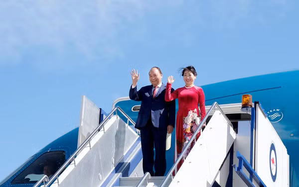 Thủ tướng Nguyễn Xuân Phúc cùng Phu nhân và Đoàn đại biểu Cấp cao Việt Nam đến sân bay quân sự Fairbairn, Thủ đô Canberra, Australia. Ảnh: VGP/Quang Hiếu