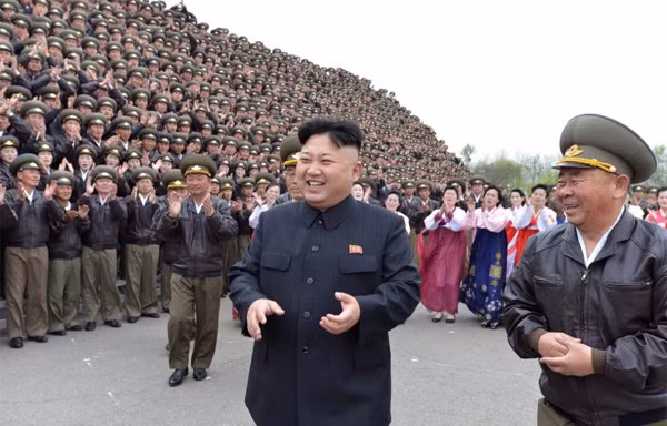 Lãnh đạo Triều Tiên Kim Jong Un dành phần lớn nguồn lực cho quân sự. (Ảnh: KCNA/Reuters)