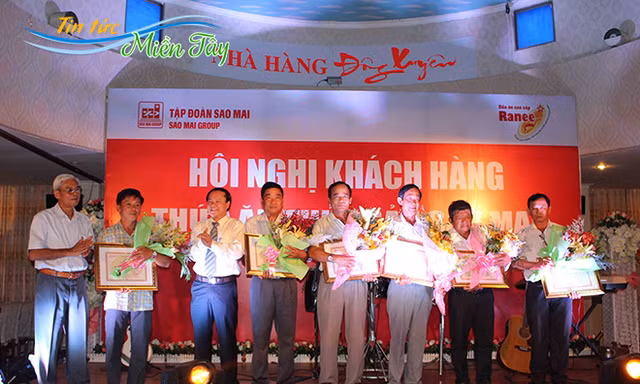 Ông Lê Thanh Thuấn - Tổng Giám đốc Sao Mai Group (thứ 3 trái qua) “cam kết” với hộ nuôi “Ai nuôi cá cho IDI mà lỗ thì chính tôi lấy tiền túi ra bù”