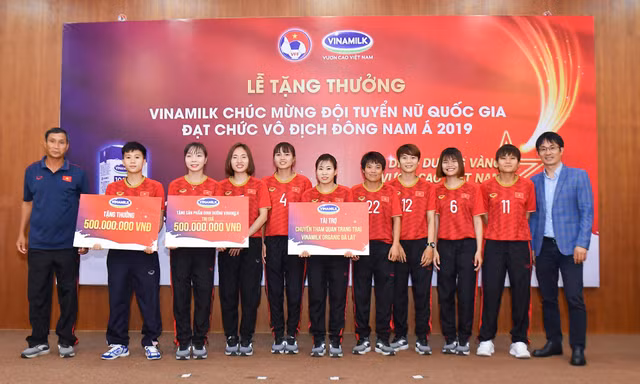 Ông Phan Minh Tiên, Giám đốc Điều hành Marketing & Kinh Doanh Vinamilk đại diện trao tặng các phần thưởng cho Đội tuyển Bóng đá nữ quốc gia