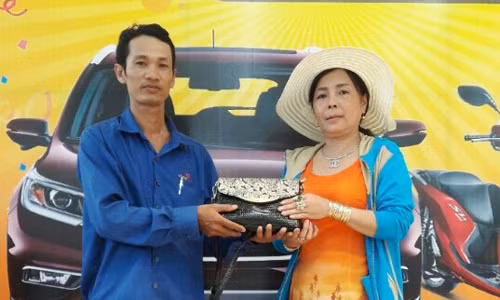 Anh Khương (bìa trái) trả lại tài sản cho người bị mất