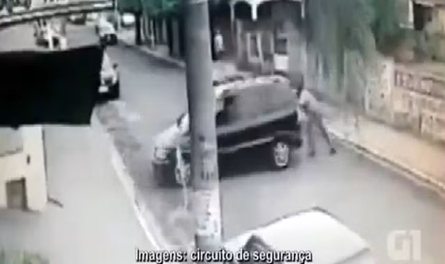 Tài xế bị xe của mình đè đổ tường