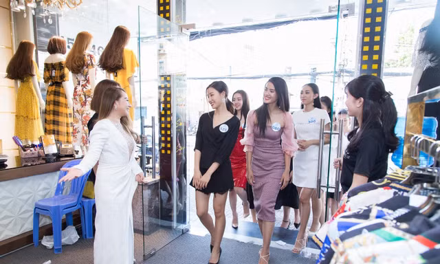 20 gương mặt xuất sắc nhất của MWVN 2019 khu vực phía Nam đến thăm showroom YHL với sự tham dự của Cố vấn sắc đẹp Miss World Việt Nam 2019 - Hằng Lê