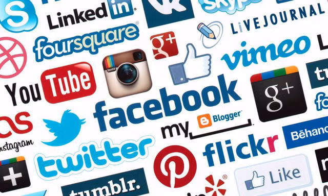 Việc quản lý dịch vụ internet và hoạt động các trang mạng xã hội không phải là đang bị thả nổi, những trang thông tin này vẫn hoạt động trong khuôn khổ pháp luật và việc thành lập các diễn đàn, các nhóm trên mạng xã hội cũng tuân theo khuôn khổ này. (Ảnh 