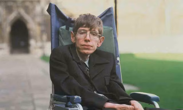 Nhà vật lý lừng danh Stephen Hawking mắc ALS từ khi còn trẻ và đã sống chung với căn bệnh hơn 50 năm. Ảnh: Thesun