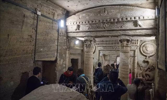 Bên trong khu hầm mộ cổ Kom al-Shoqafa ở Alexandria, phía bắc Ai Cập, ngày 3/3/2019. Ảnh: THX/TTXVN