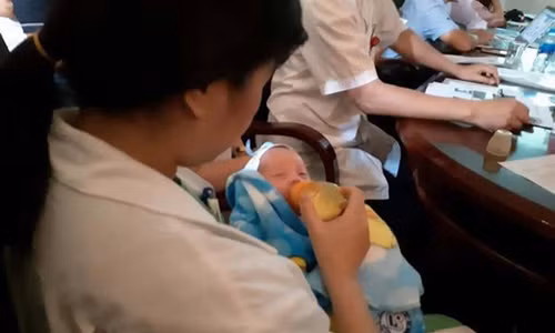 Bé D đã bú tốt, vận động tốt sau 4 tháng nuôi dưỡng tại Trung tâm chăm sóc và điều trị sơ sinh