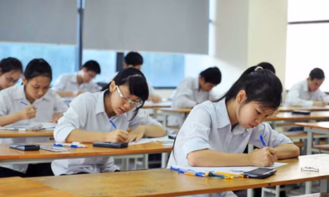 Ôn thi lớp 10 chuyên: “Con mệt mỏi lắm rồi mẹ ơi”